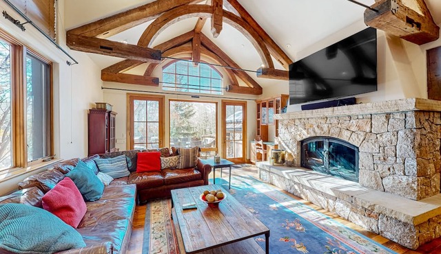 All-suite home with hot tub, patio, grill, chef's kitchen, fireplace, & W/D
