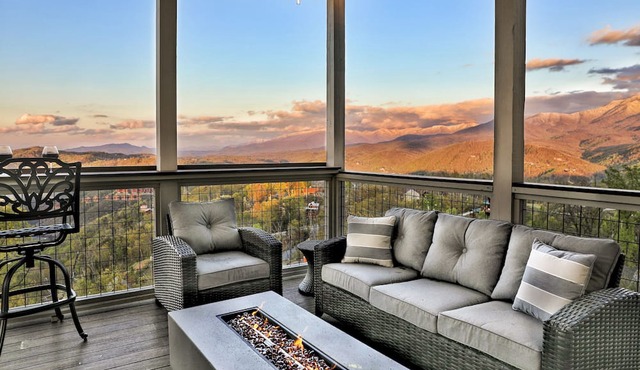 STUNNING Luxury Cabin! BREATHTAKING Views! 4 Master Suites! 3 Decks & Fire Pits!