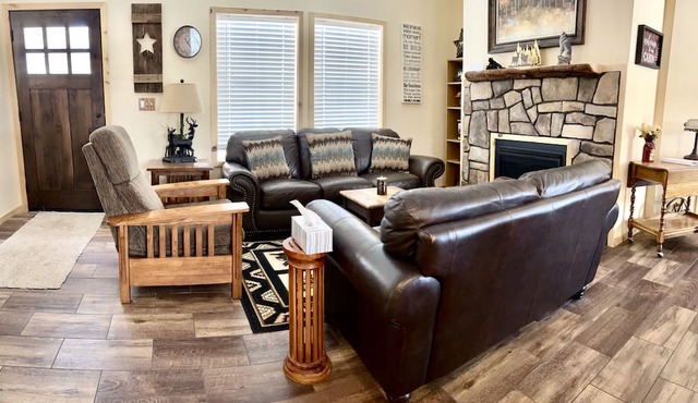 Secluded Stargazing Mountain Retreat, Hot Tub, Big Kitchen, Fireplace, Views
