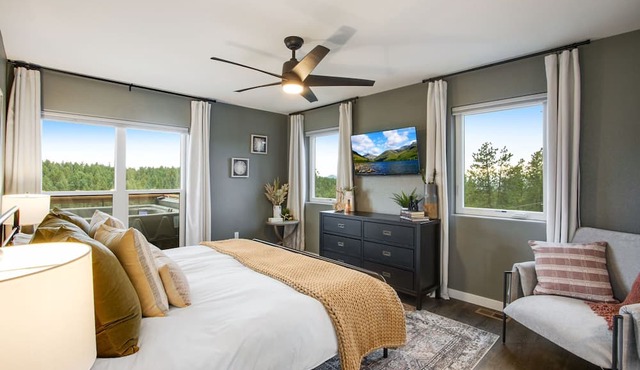 Mountain & Pond Views, Hot Tub, Stargazing, Kid + Dog Friendly, Loft+3BR