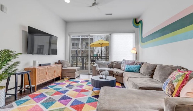 Jungle House: 2 Bed Condo w/parking & Patio