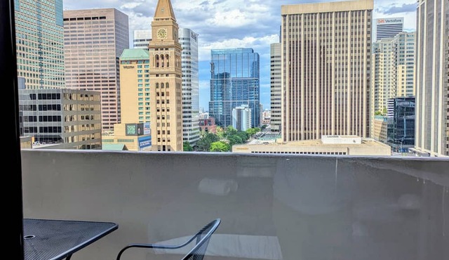 STUDIO 13: LARGE BALCONY, CITY VIEWS, GYM, POOL, NEAR ATTRACTIONS, SPORTS VENUES