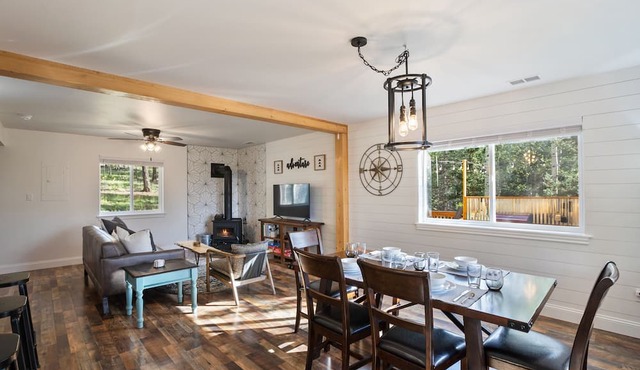 NEW Updated, SUNSETCABIN:3 bd,1.5 bth, secluded, beautiful views, deck, sleeps 6