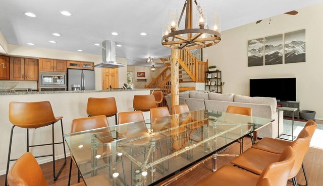 Modern Townhome with Private Deck and Hot tub, 20 mins to Keystone Resort! in Silverthorne