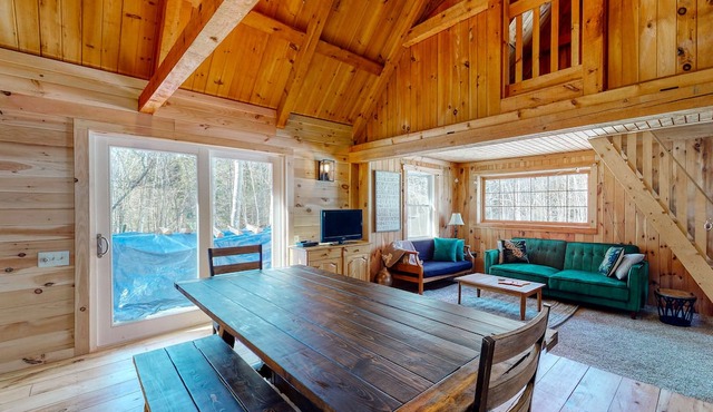 Cozy woodsy Cabin w/a Deck, Firepit, Gas Grill, Free WiFi, & Full Kitchen