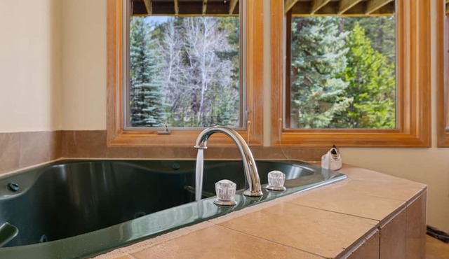 Riverfront Retreat Near RMNP River Views
