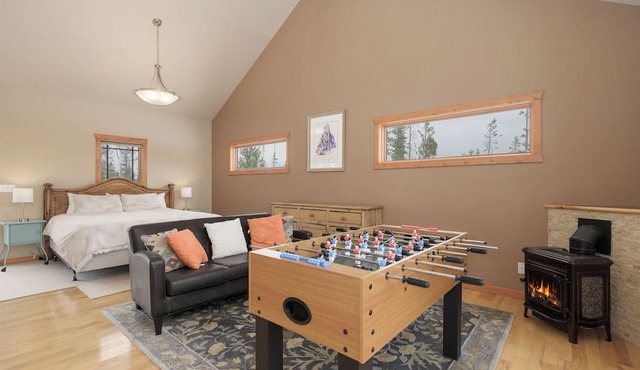 383 County Road 508 Cabin getaway in the woods, remote work space & garage in Fraser