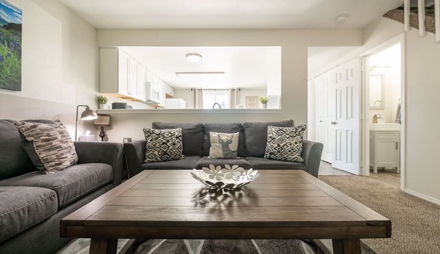 ⤃ Colorado Hideaway! 2 BR, 1.5 Bath w/AC Sleeps 6!