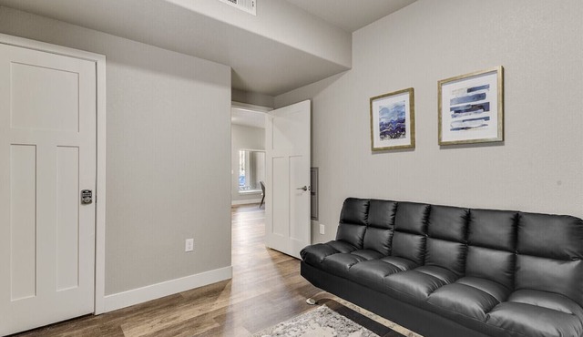 New Upstairs Condo With Covered Deck-Pet Friendly
