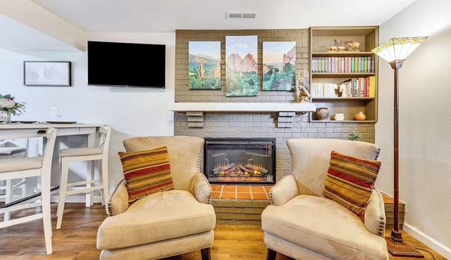 Hillside Place w/Mountain Views ~ 8 Mi to Dtwn!