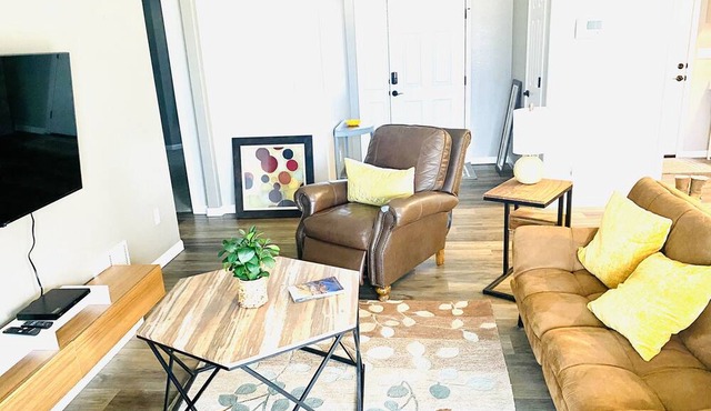Bee Our Guest * Entire 3 Bedroom Place * Lots of Natural Light in Pueblo West
