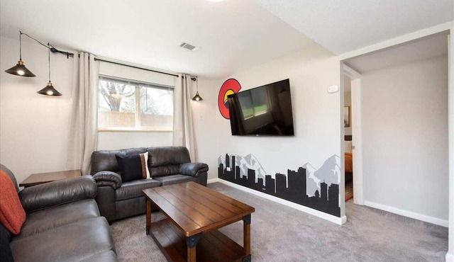 Modern Chic Retreat | Near Mtns & Red Rocks | Wifi