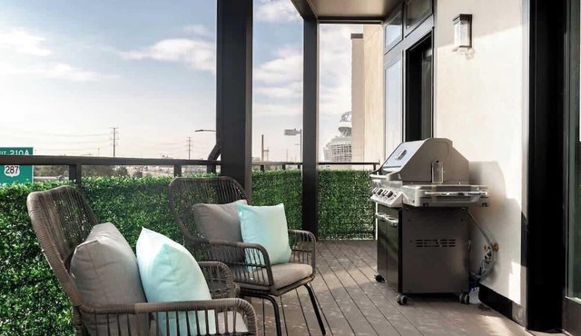 Contemporary Condo | Grill + Balcony | Tesoro