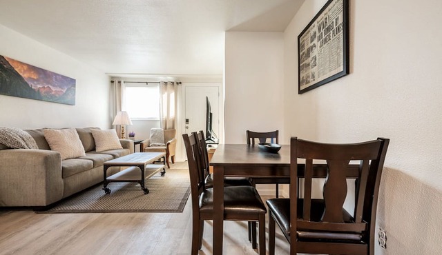 ◆ Lovely Apartment 2 Bd Apartment! Sleeps 4 ◆
