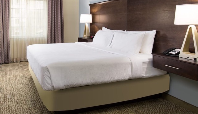 King Suite. Free Breakfast Buffet. Pool & Gym Access. Amazing Location!