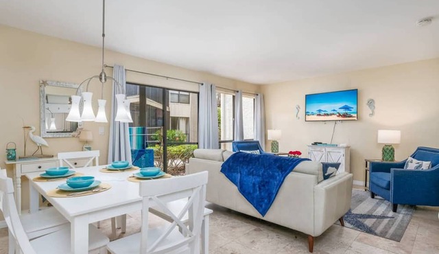 Heated Pool & Private Lanai in Tropical Siesta Key. Just 30 Feet from the Intracoastal! in Siesta Key