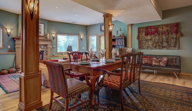Charming Evergreen Hills Escape With Great Mountain Views