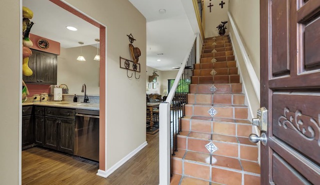 The Float Inn. Beautiful Condo Overlooking the Comal, Across from Schlitterbahn