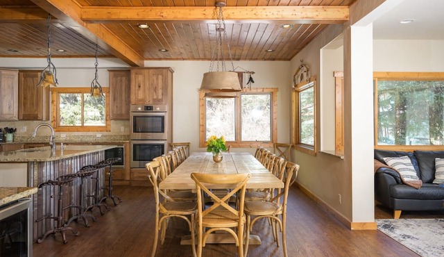 Creekside Luxury Retreat 8BR Walk to Shops, Dining & Shuttle Sleeps 22