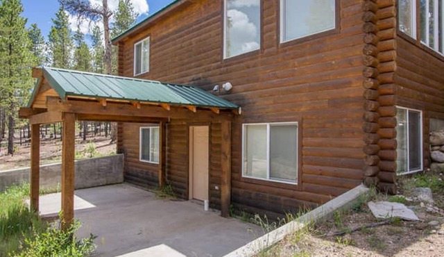 Quaint House in the Woods hiking trails, pet friendly and lots of privacy