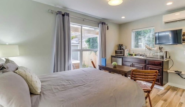 Beautiful suite with lake & city views, hot tub - near downtown