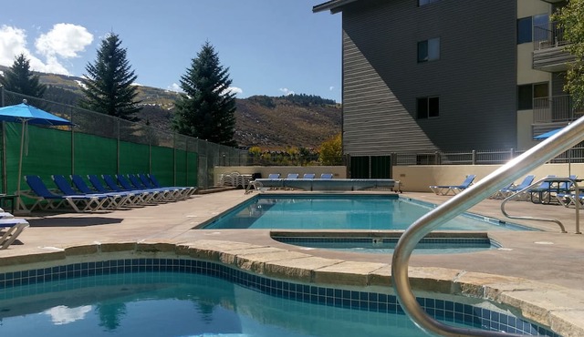 Spacious Condo w/FREE WiFi, Parking, Heated Pool, Hot Tubs, Skier Shuttle,