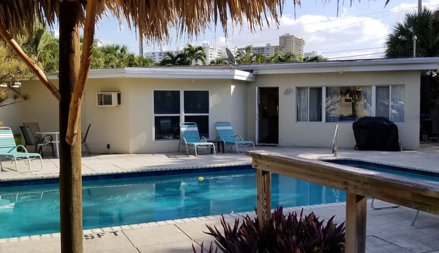 Waterfront Cottage, pool, walking to the Beach and Lauderdale by the Sea Center in Lauderdale-by-the-Sea