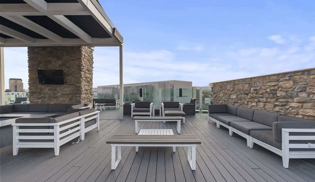 The Shaker - Huge Luxury Loft with City Views!
