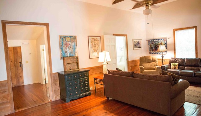 Classic Style Sullivan's Island house - Very Charming! 1 block to beach & walk to fabulous dining!