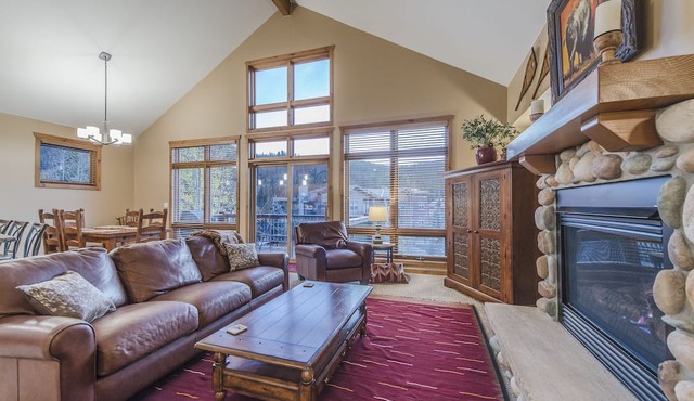 Luxury condo w/underground parking. Only minutes from slopes. Shared hot tub in Winter Park