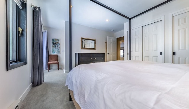 Spacious remodeled home w/Yoga Studio, private hot tub, mountain views.
