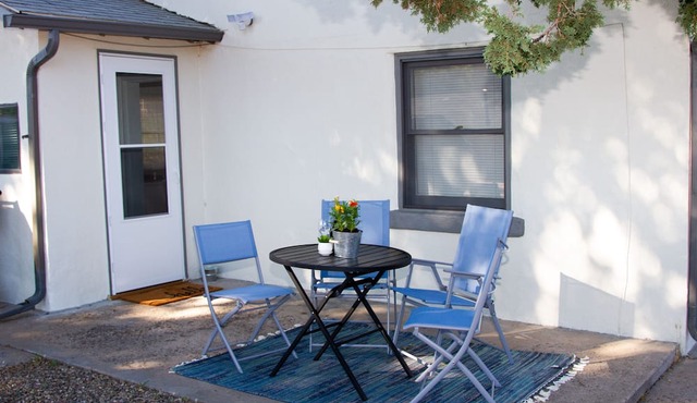 Art Inspired Cottage just 1 block from Main Street
