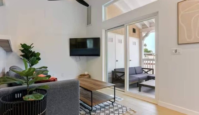OB Townhome, 2 blocks to beach with Private Garage in San Diego