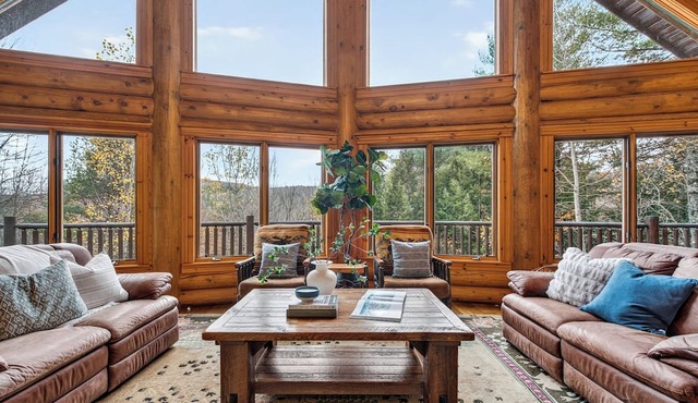 Luxury Adirondack cabin, hot tub, game room, Lake George 30mins, Gore 5mins