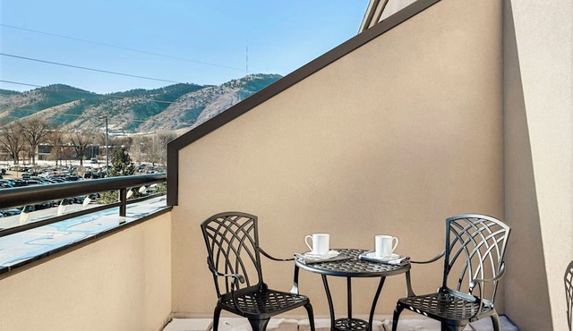 Modern Studio Mountain Views Private Patio