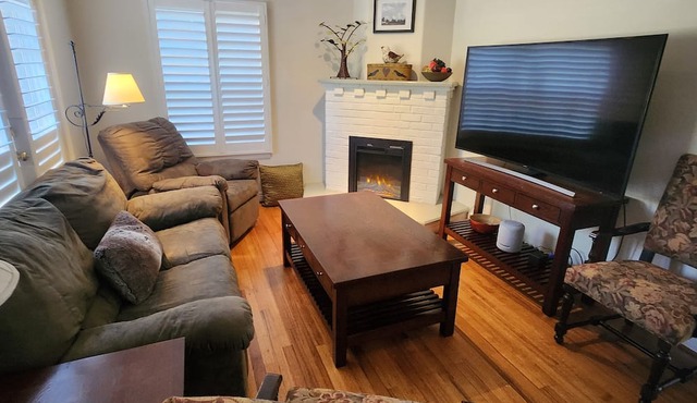 Charming Cottage, Pet-Free, AC, King Bed, Near Red Rocks, Licensed!