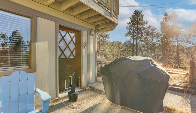 Pet-Friendly Pine Home: Near Hiking & Fishing!