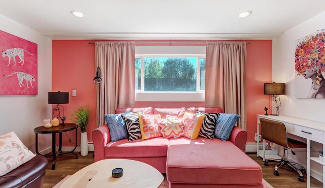 Pink Panther Parlor - Cozy 2-BR w/Mountain Views, King Bed & Pet-Friendly Yard