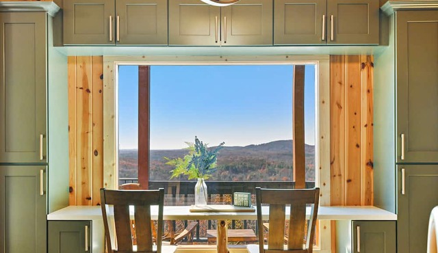 The Big Bear Chalet with amazing mountain views in charming Cleveland in Cleveland