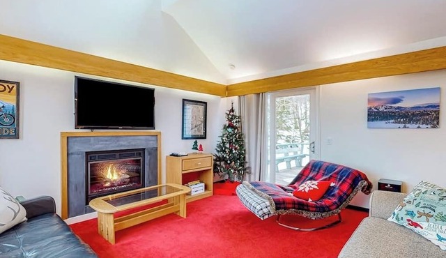 Ski-in/ski-out mountainside townhouse w/fireplace, fast WiFi, washer/dryer