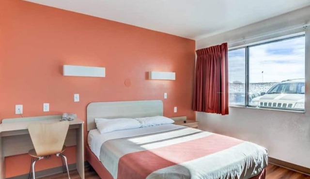 Queen Bed|Non-Smoking|Fort Collins