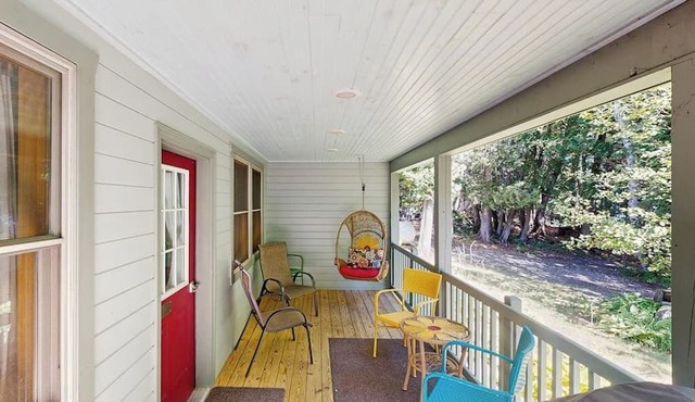 10-acre waterfront hideaway with kayak, private dock on Prong Pond & firepit