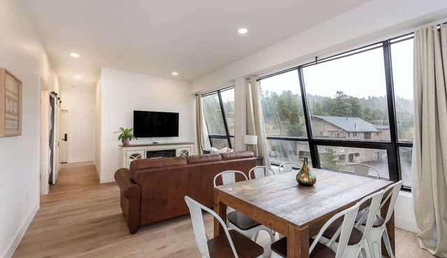 Cozy Condo with Beautiful View of Evergreen!