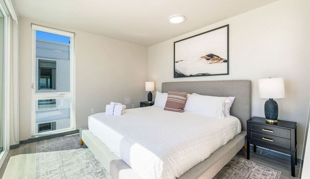 2BR Apt Panoramic Seattle Views | Private Balcony