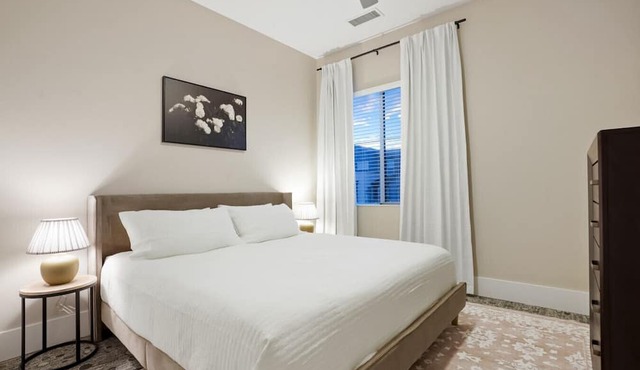 Unbeatable Location Golden Condo - Walk Everywhere