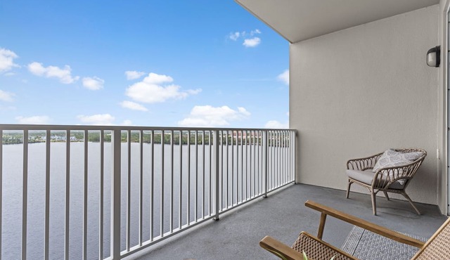 Condo is just 2 miles away from Disney, wonderful Lake view family-sized