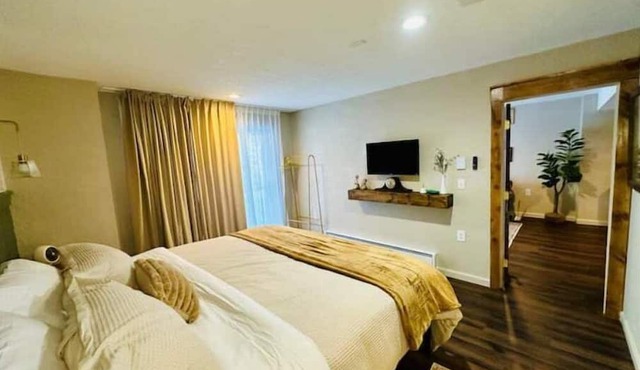 Vintage Velvet Haven - newly added hot tub!