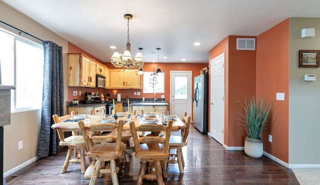 Modern Cabin Vibe, With great back yard to relax in. New furnishings and hot tub