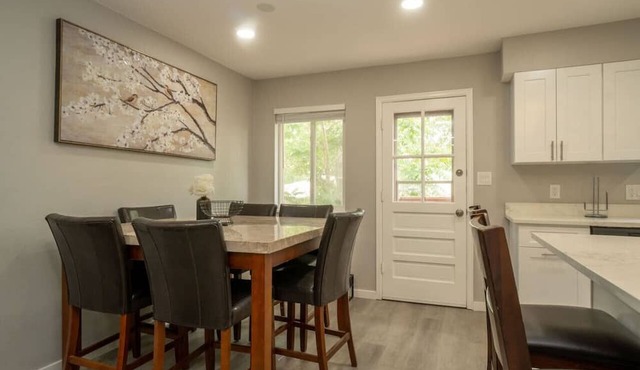 Close to Downtown| Sleeps 8 | Private Backyard