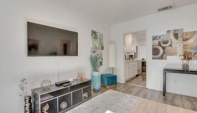 Van Nuys Abode w/Patio, 7 Mi to Universal Studios in Van Nuys